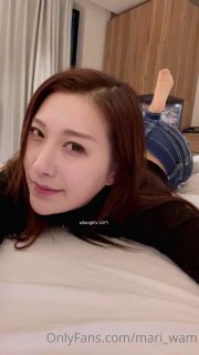 金发继母穿性感内衣在丈夫出门时奖励儿子